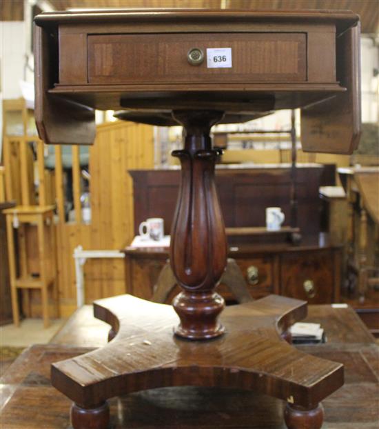 Drop leaf pedestal table